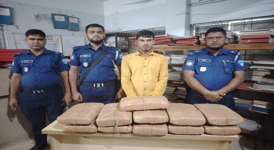 কসবা থানা পুলিশের মাদকবিরোধী অভিযানে ২২ কেজি গাঁজা সহ এক মাদক কারবারি গ্রেফতার