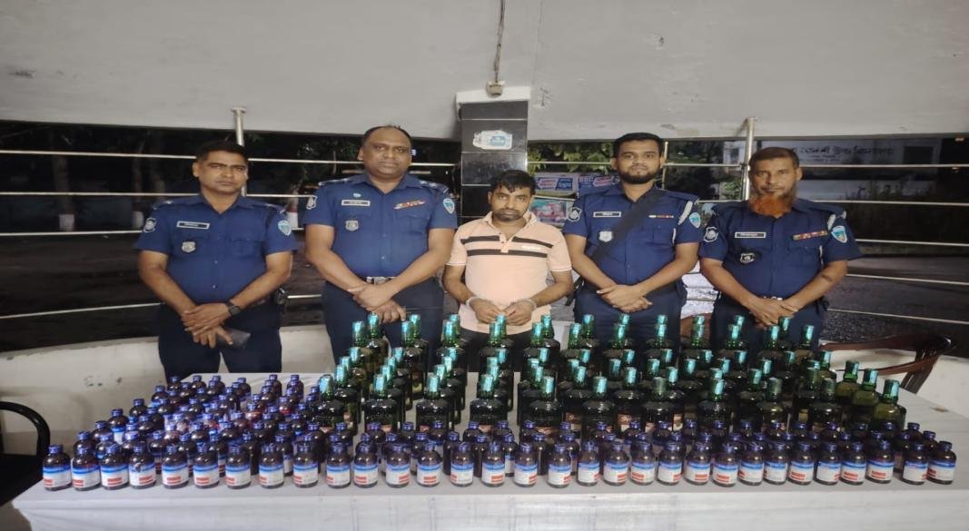 কসবা থানা মাদকবিরোধী অভিযানে দুইশত বোতল বিদেশী মদ একটি মাইক্রোবাস সহ এক মাদক কারবারি গ্রেফতার।